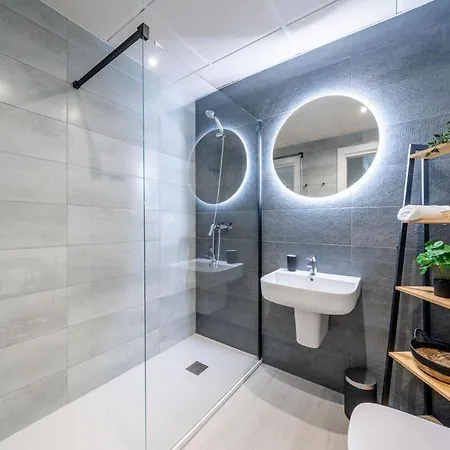Centre Pool & Parking Apartment