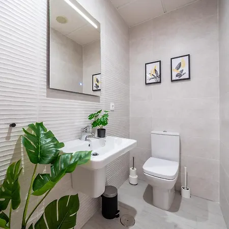 Centre Pool & Parking Apartment